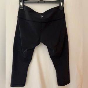 Lululemon woman’s black, mid rise work out pants. Size small.